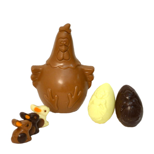 Paaskips met twee paaseieren en gevulde paashaasjes